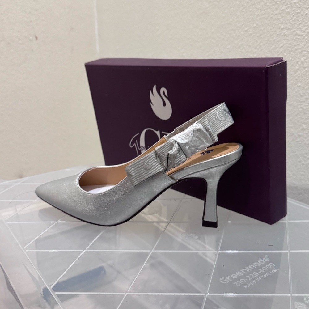 GLORIA VANDERBILT Zsa Zsa Bow Slingback Pump (Silver)
